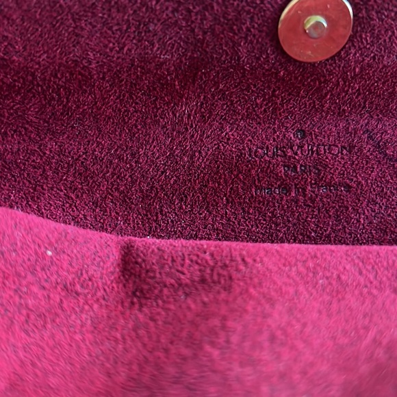 Original Louis Vuitton mini shoulder bag with red velvet interior. - Picture 4 of 7